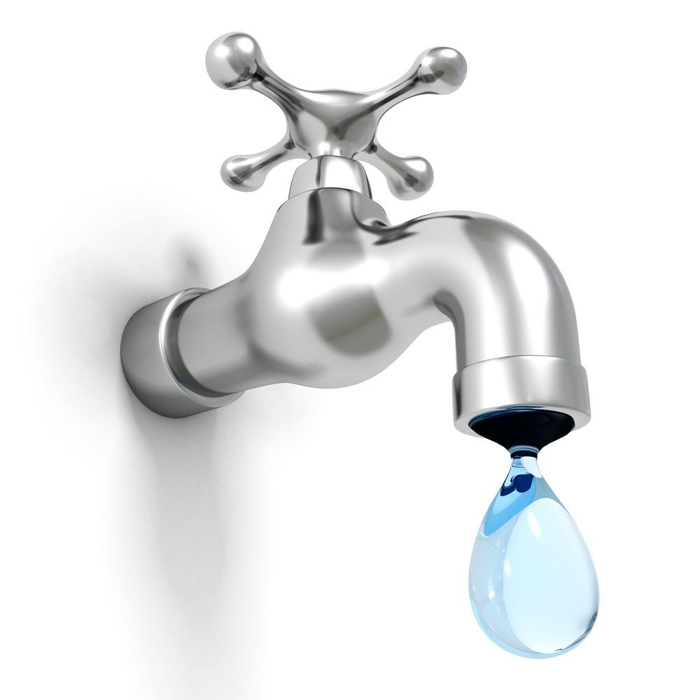 Robinet argenté avec une goutte d'eau qui tombe.