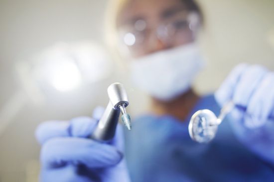 dentista opera col trapano