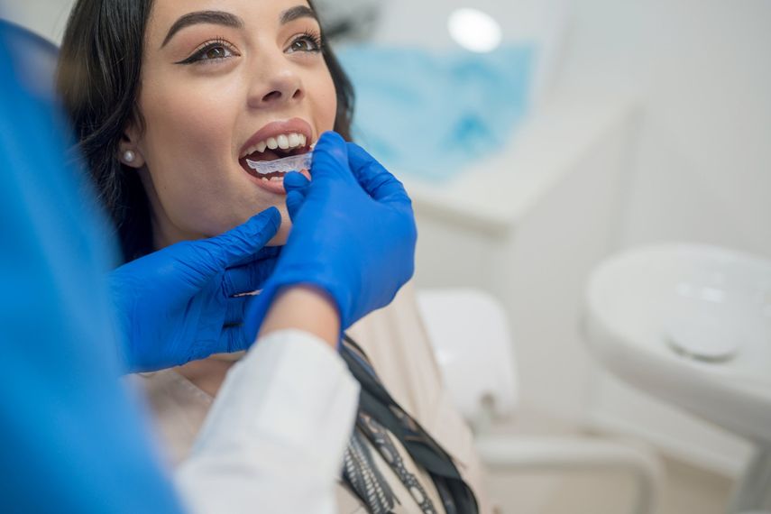 dentista prova il Bite sul paziente