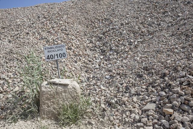 Un mucchio di rocce con un cartello che dice 40/100.
