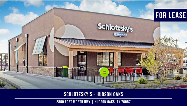Schlotzsky's building for lease in Hudson Oaks, TX. Beige exterior, red chairs, "For Lease" sign.