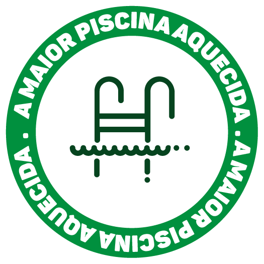 Logotipo circular verde com o texto em português “A MAIOR PISCINA QUE CIDA...” em torno de uma escada de piscina e ondas.