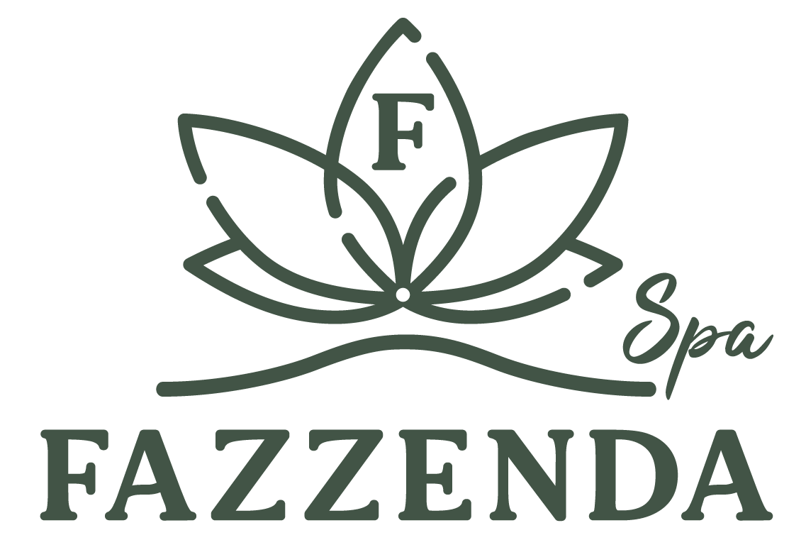 Logotipo de fazenda de mangas com palmeira, sol e frutas tropicais em fundo verde.