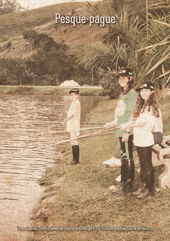 Crianças pescando ao lado de um lago sob o título “Pesque-pague”