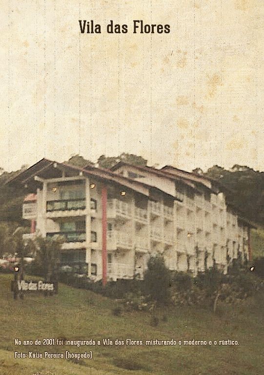 Edifício de apartamentos Vila das Flores situado numa encosta, com um fundo bege desbotado.
