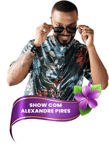 Homem ajustando óculos de sol com faixa roxa com os dizeres “SHOW COM ALEXANDRE PIRES” e uma flor roxa.