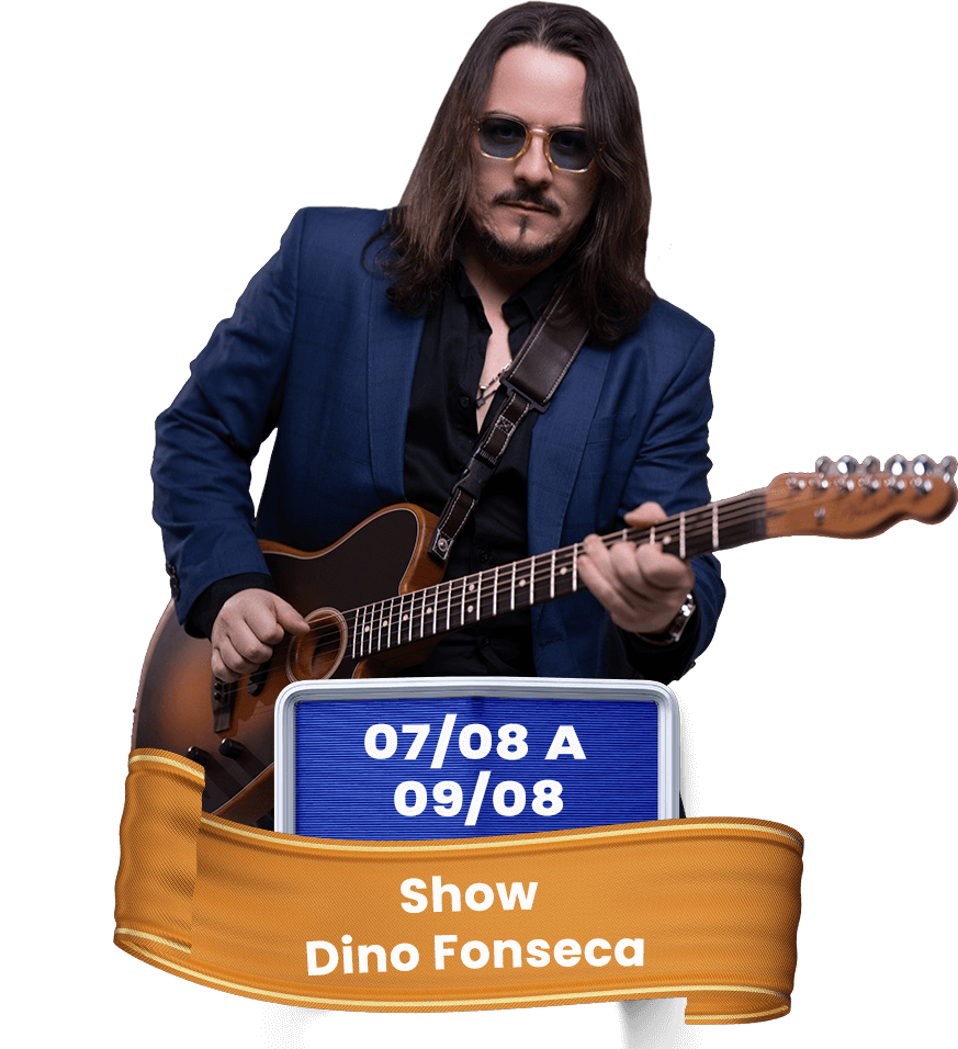 Músico de terno azul-marinho tocando guitarra elétrica acima de uma placa com os dizeres “Show Dino Fonseca” e as datas 07/08 e 09/08.