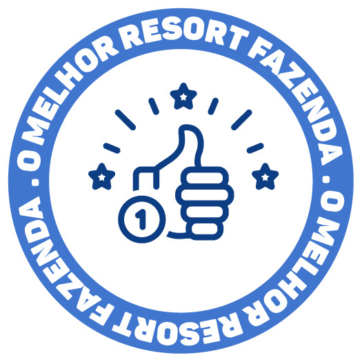 Logotipo azul e branco da fazenda com ícone de polegar para cima e texto “O MELHOR RESORT FAZENDA” ao redor do círculo.