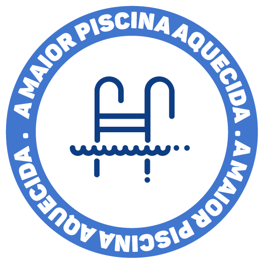 Logotipo circular azul com centro branco e ícone de escada de piscina, com a inscrição “A MAIOR PISCINA QUECIDA” ao redor da borda.