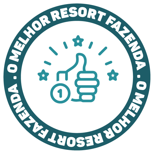 Emblema circular roxo com ícone de polegar para cima e a inscrição “O Melhor Resort Fazenda” na borda.