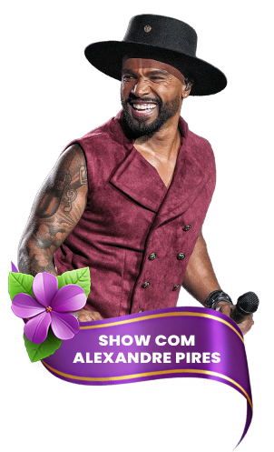 Homem ajustando óculos de sol com faixa roxa com os dizeres “SHOW COM ALEXANDRE PIRES” e uma flor roxa.