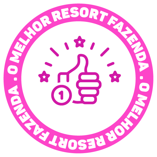 Emblema circular rosa “Melhor Resort Fazenda” com um sinal de positivo e um ícone de premiação no centro.