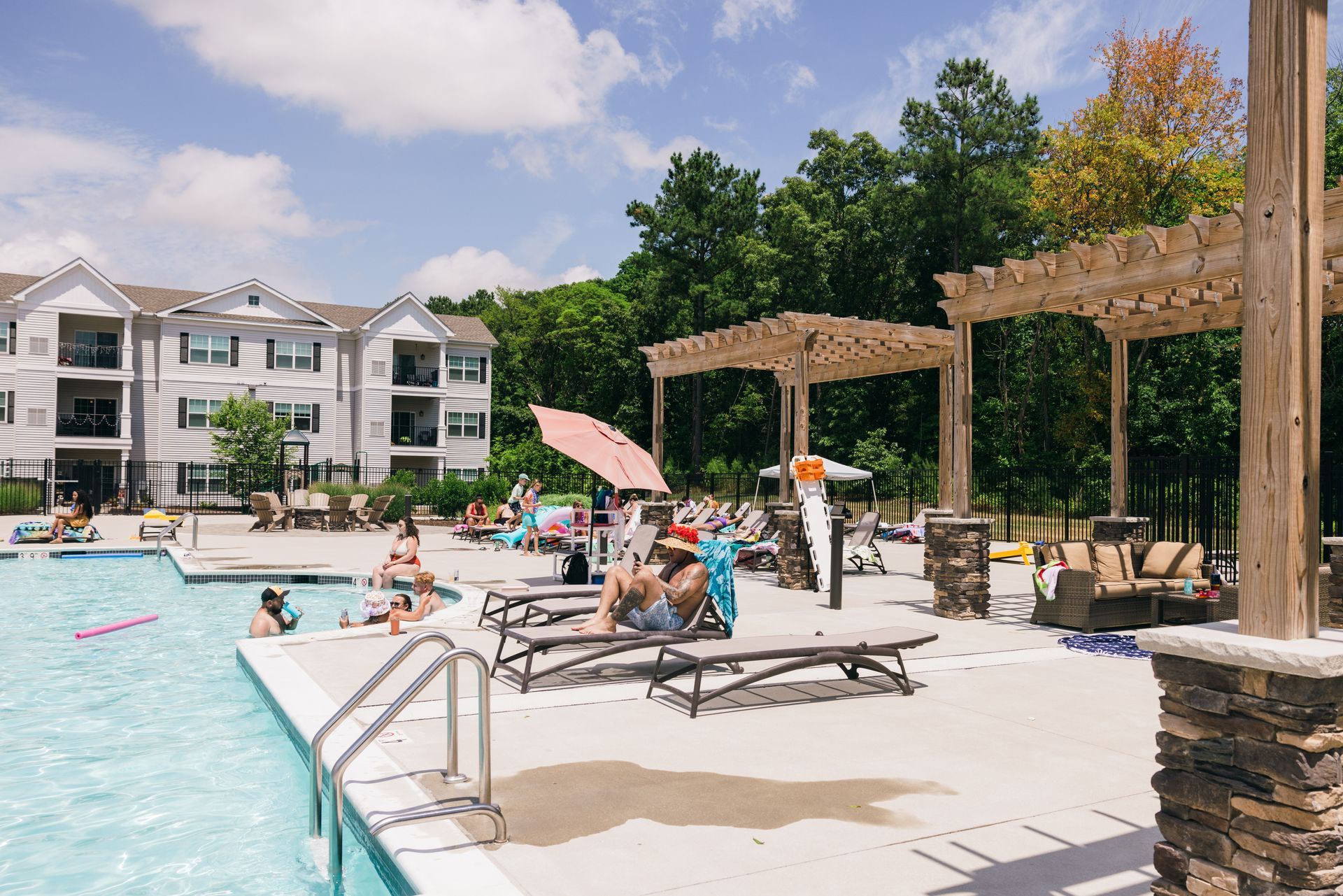 Windward on the River pool, apartments, outdoor area