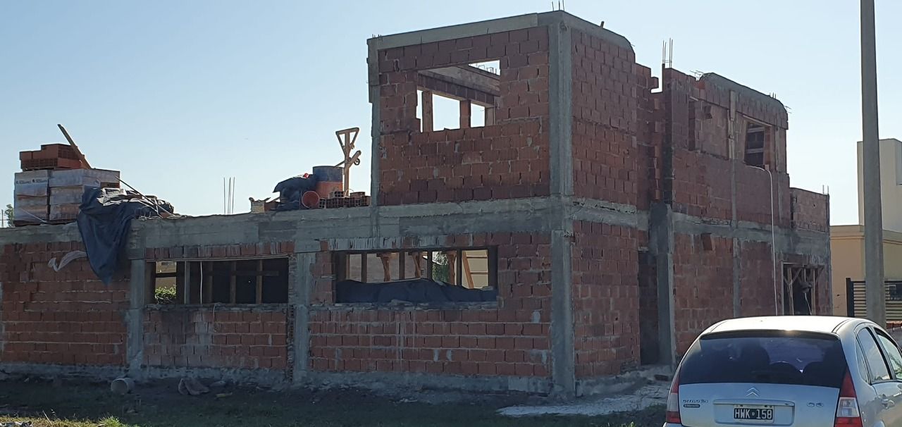Edificio en construcción con paredes de ladrillo.