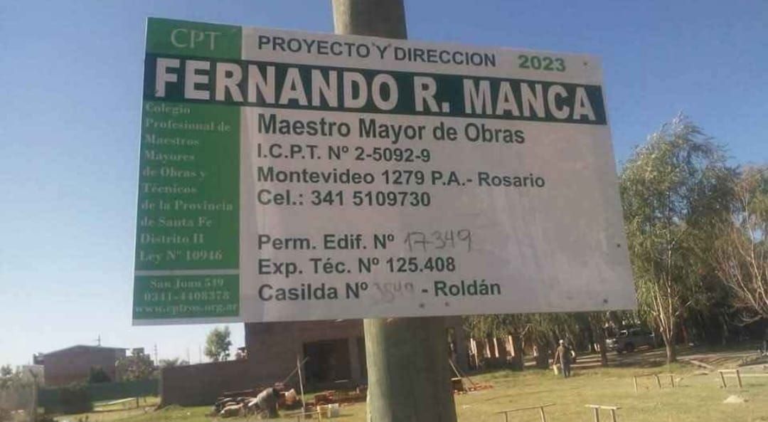 Firma en un poste para Fernando R. Manca, arquitecto, en Roldán, Argentina.