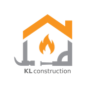 Logo pour KL Construction comportant un contour de maison orange avec une flamme, un marteau et de la plomberie avec le texte « KL construction ».