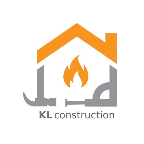 Logo pour KL Construction comportant un contour de maison orange avec une flamme, un marteau et de la plomberie avec le texte « KL construction ».