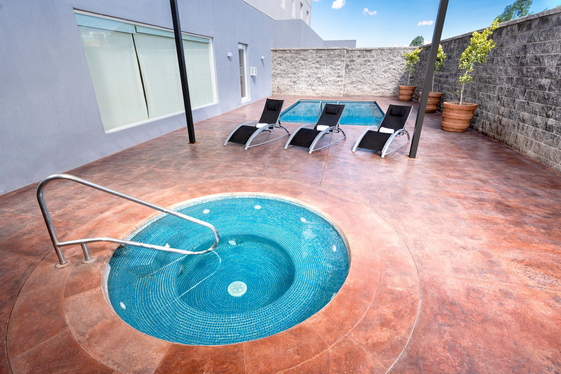 Hay un jacuzzi en el medio de la piscina.