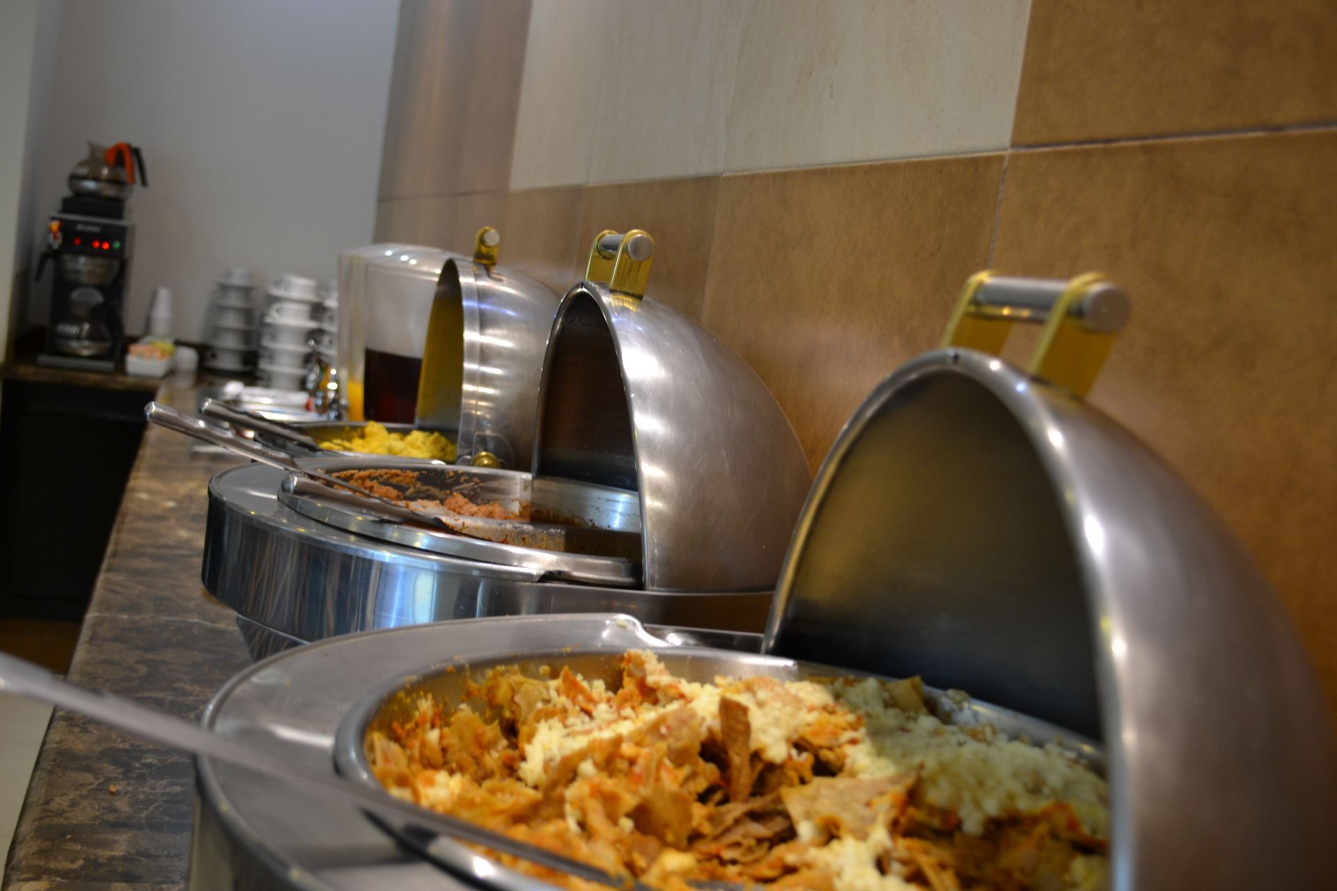 Una línea de buffet con un tazón de comida en el medio.