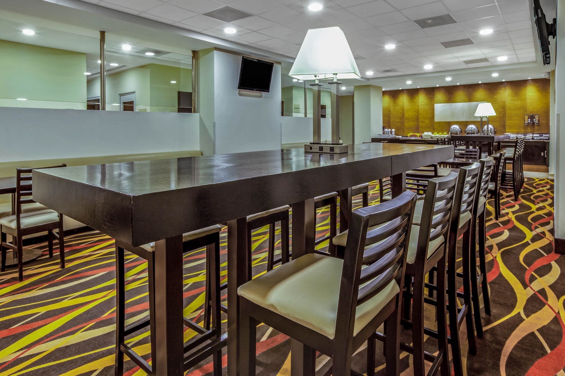 Un restaurante con una mesa larga y sillas.
