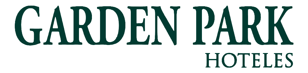 Se muestra un logotipo para hoteles con parques ajardinados sobre un fondo blanco.