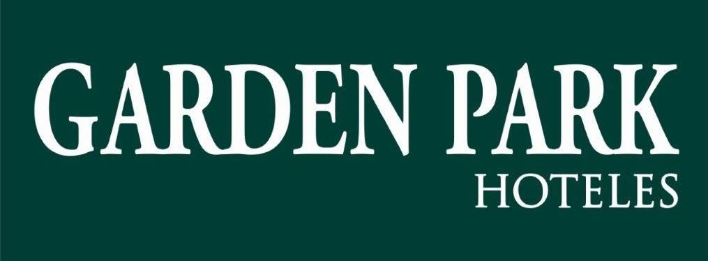 El logotipo del Garden Park Hotel está sobre un fondo verde.