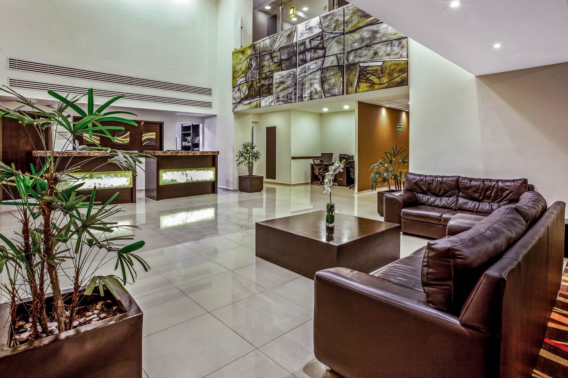Un vestíbulo de hotel con un sofá y una mesa.