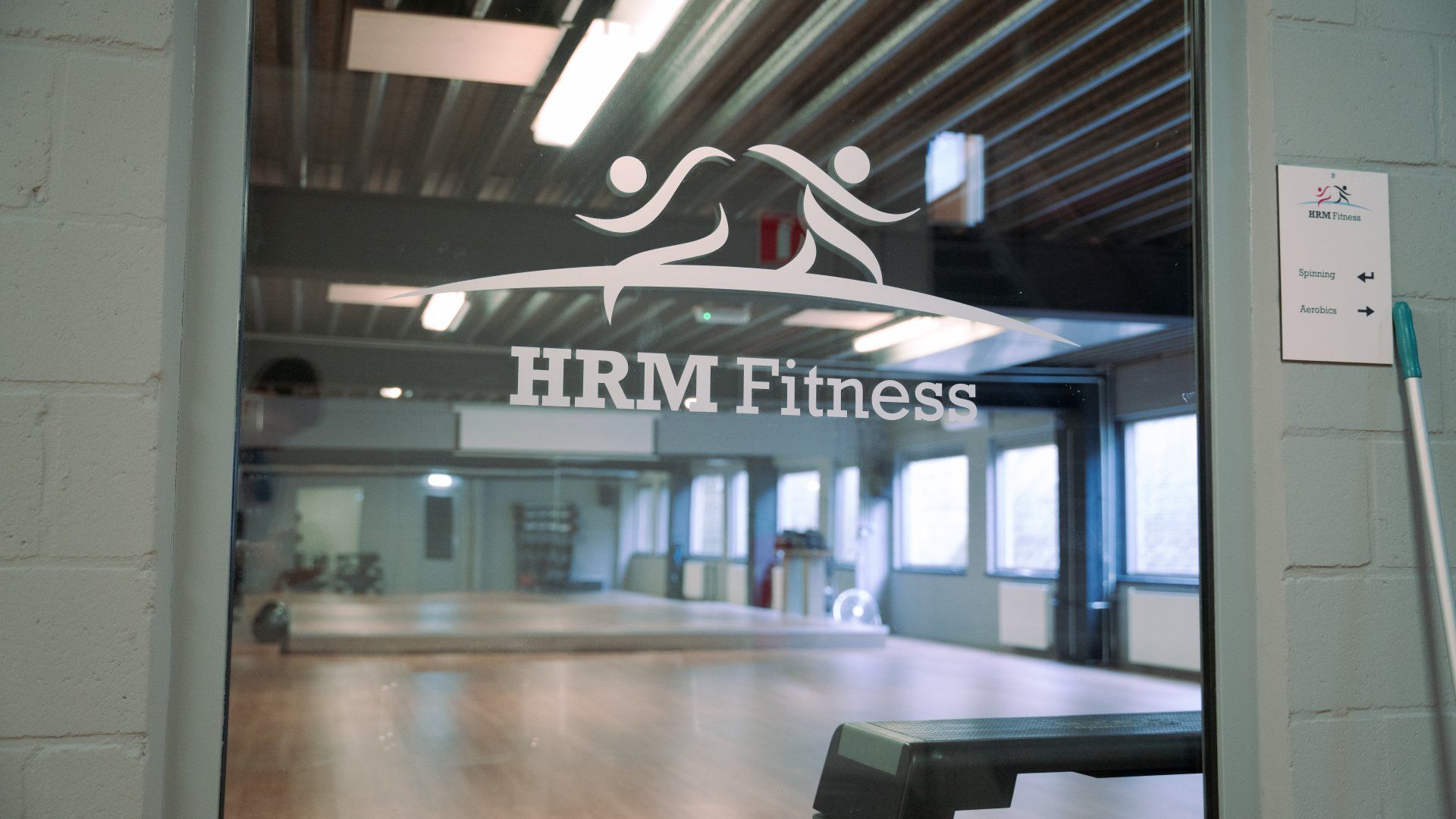 Een sportschool met een bord waarop hrm fitness staat