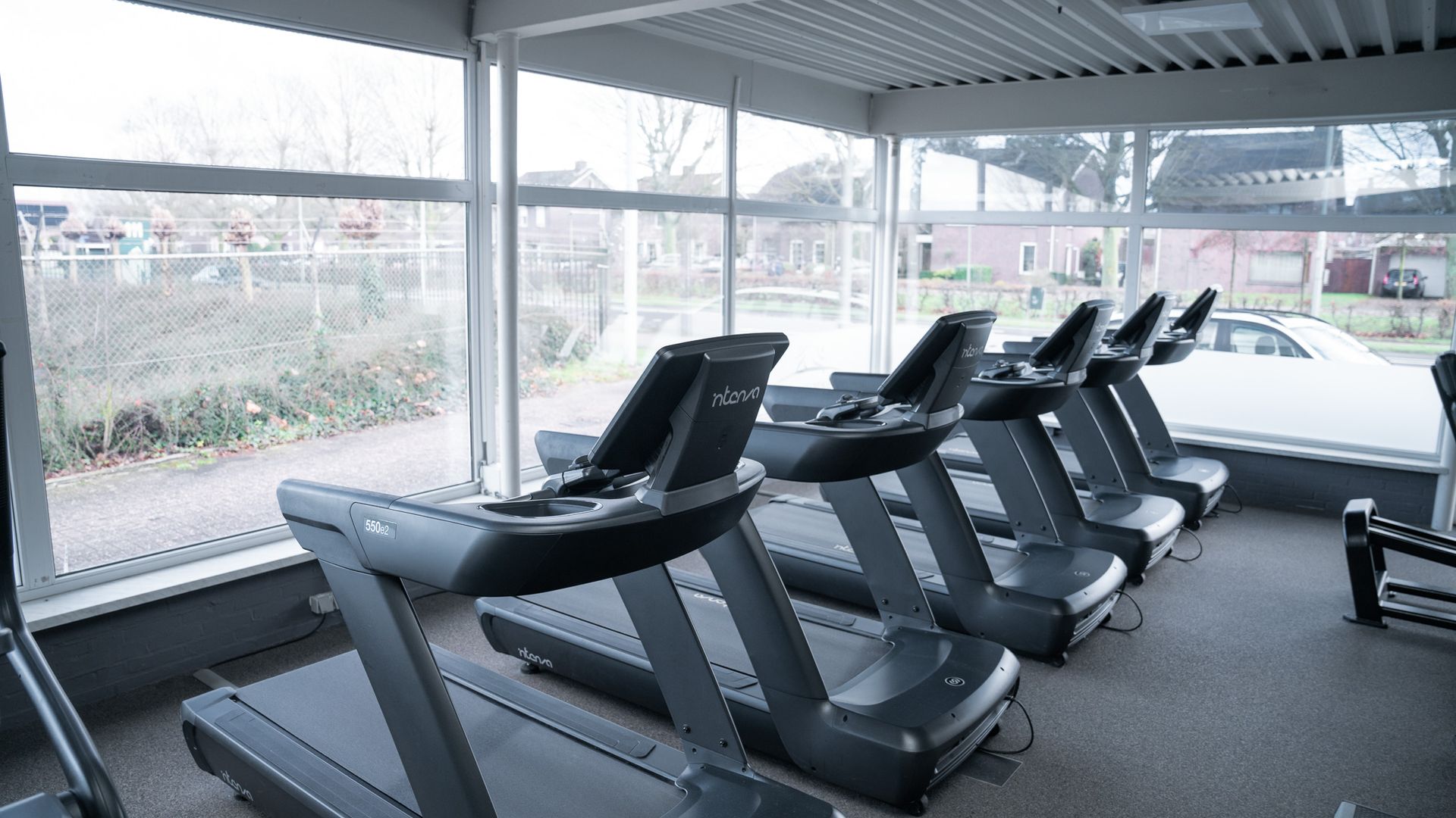 Een sportschool met veel loopbanden