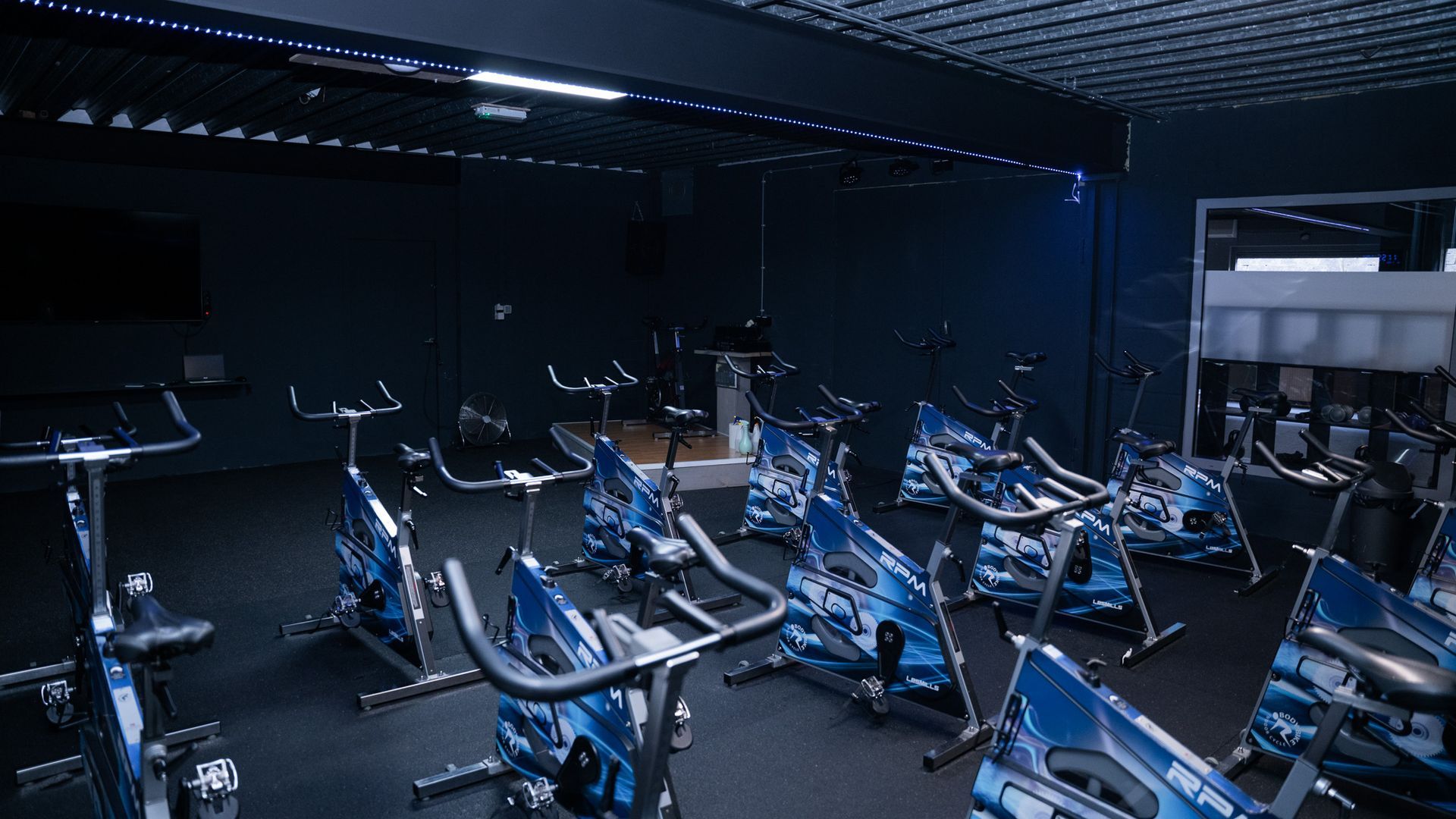 Een sportschool vol met hometrainers.