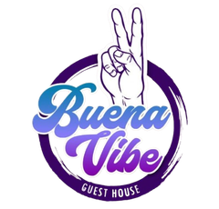 Logotipo da Buena Vibe Guest House em roxo e azul com uma mão fazendo o sinal de paz.