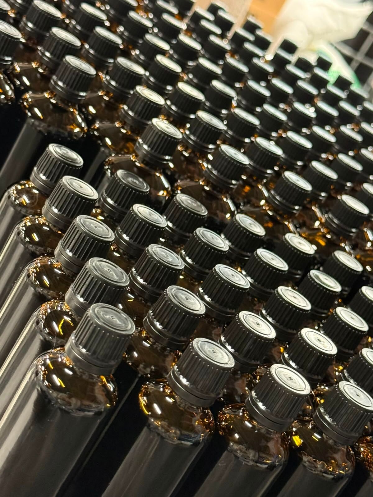 400 retail-ready bottles of pure natural vanilla extract, filled and sealed in 50–100 mL bottles