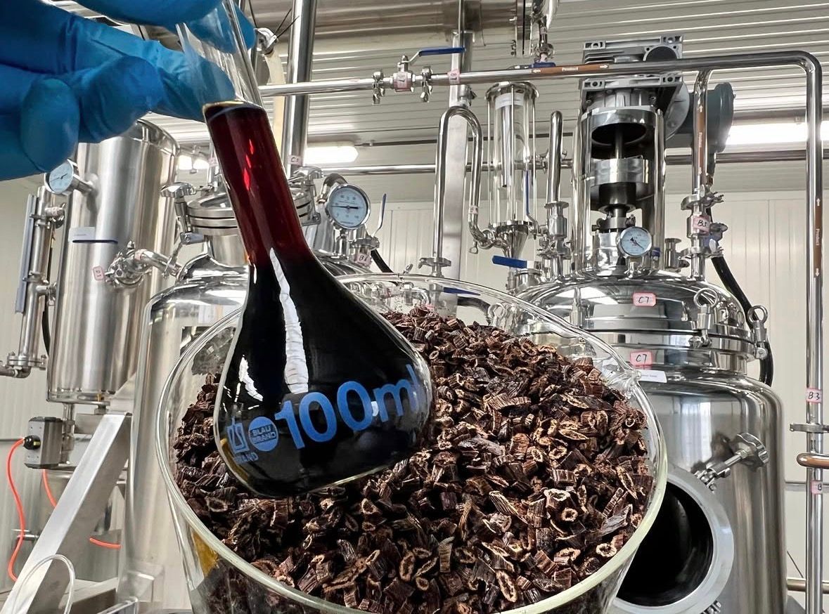 First batch of natural vanilla extract produced on the initial extraction setup at GFE in Sittard.