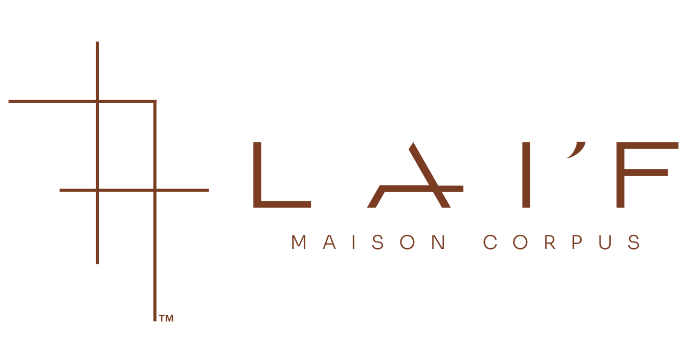 Logotipo da LAI'F Maison Corpus com cruz minimalista em estilo de linhas marrons e texto sobre fundo branco.