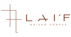 Logotipo da LAI'F Maison Corpus com cruz minimalista em estilo de linhas marrons e texto sobre fundo branco.