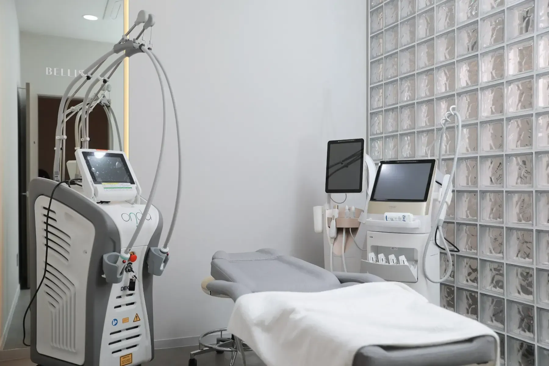 Treatment equipment and treatment bed at Bellis Clinic