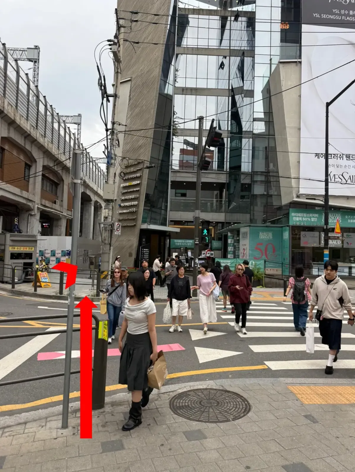 Seongsu Station to Bellis Clinic photo direction 3: Cross, then turn left