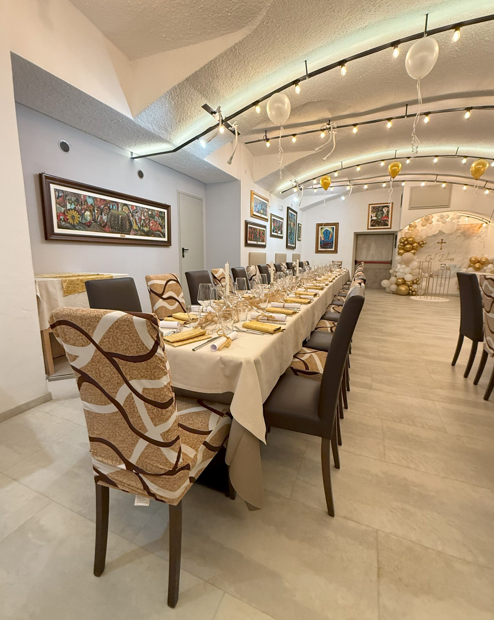 Una sala da pranzo con un lungo tavolo e sedie