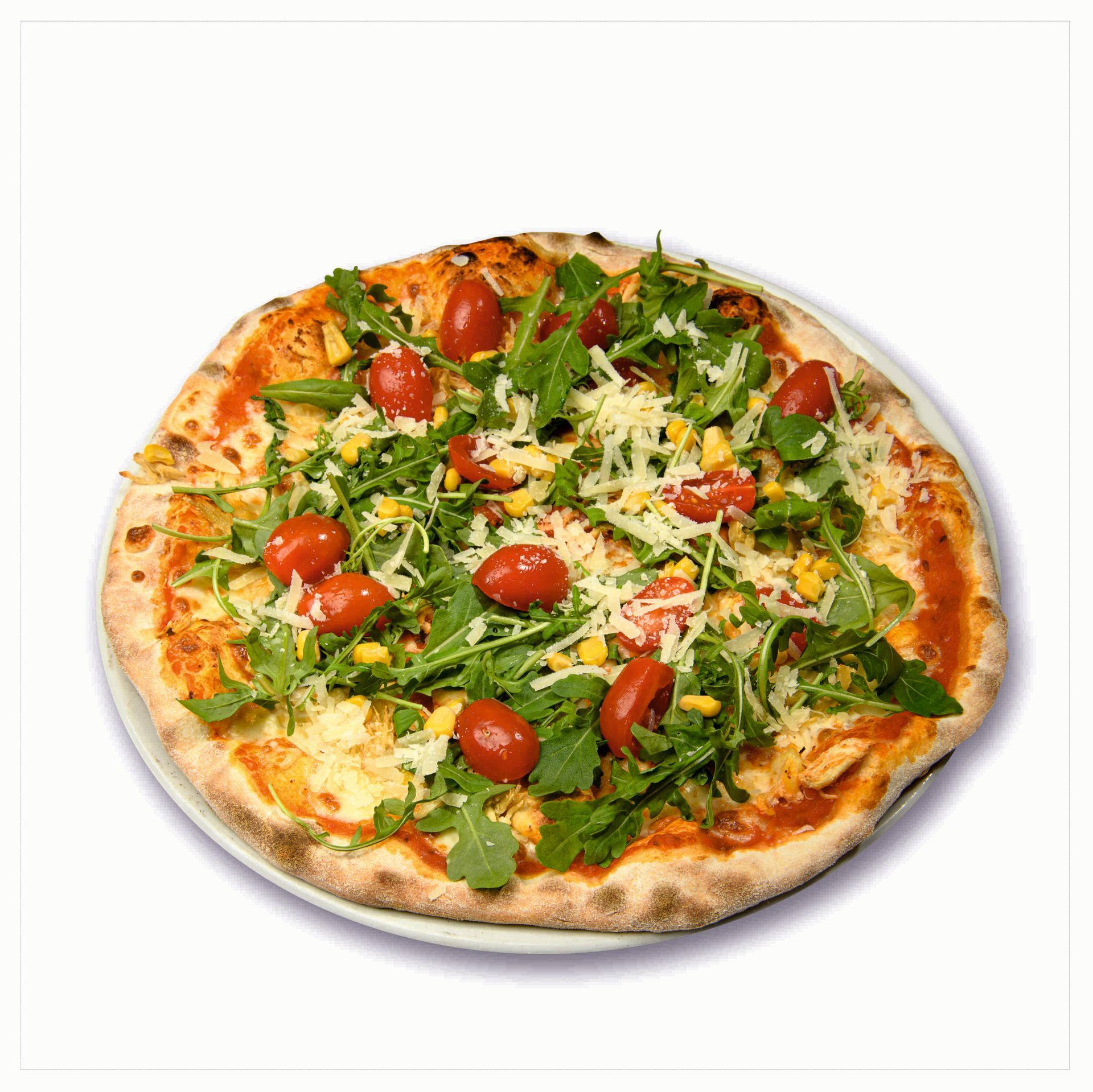 Una pizza con pomodori, mais e formaggio su un piatto bianco.