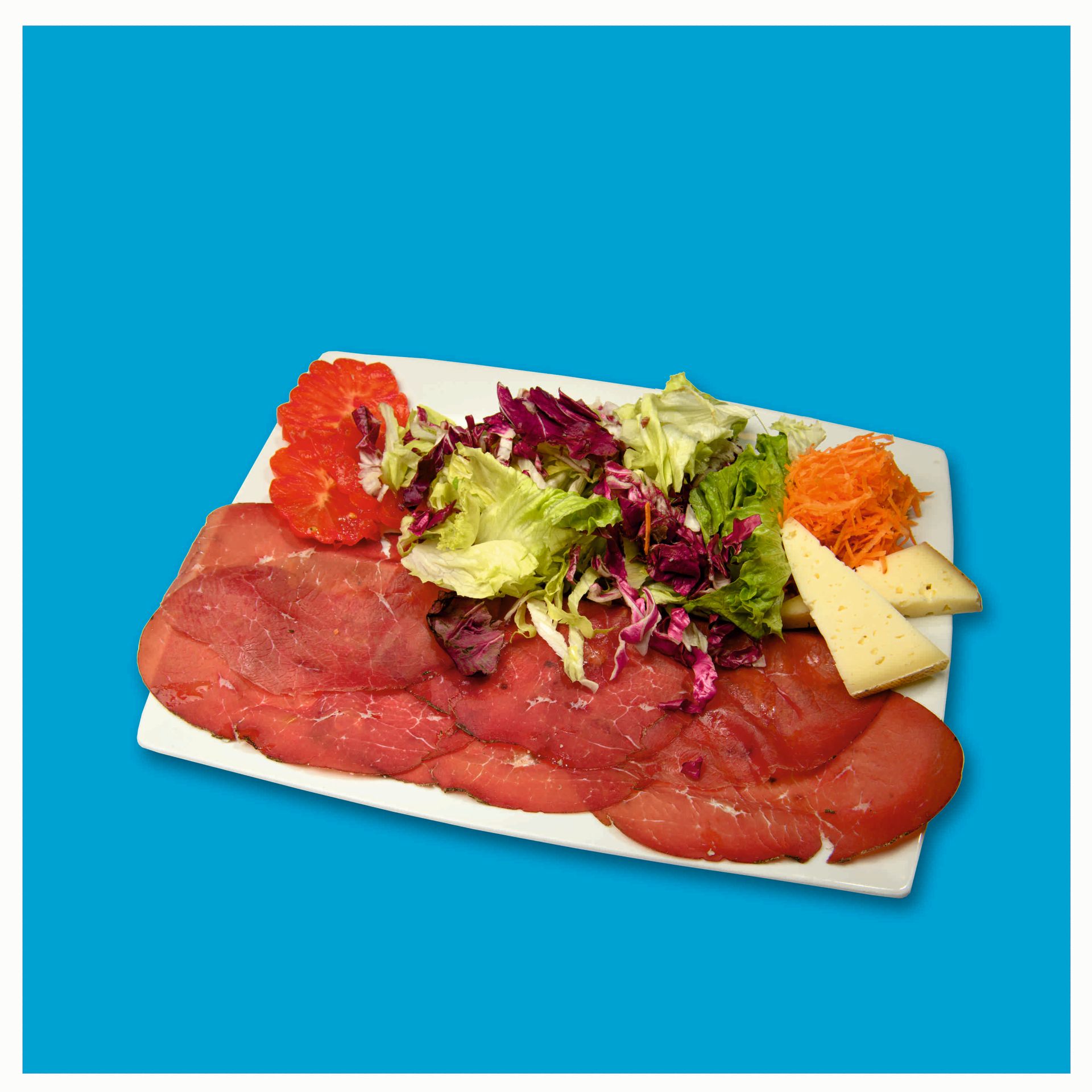 Un piatto di carne e funghi su un tagliere di legno.