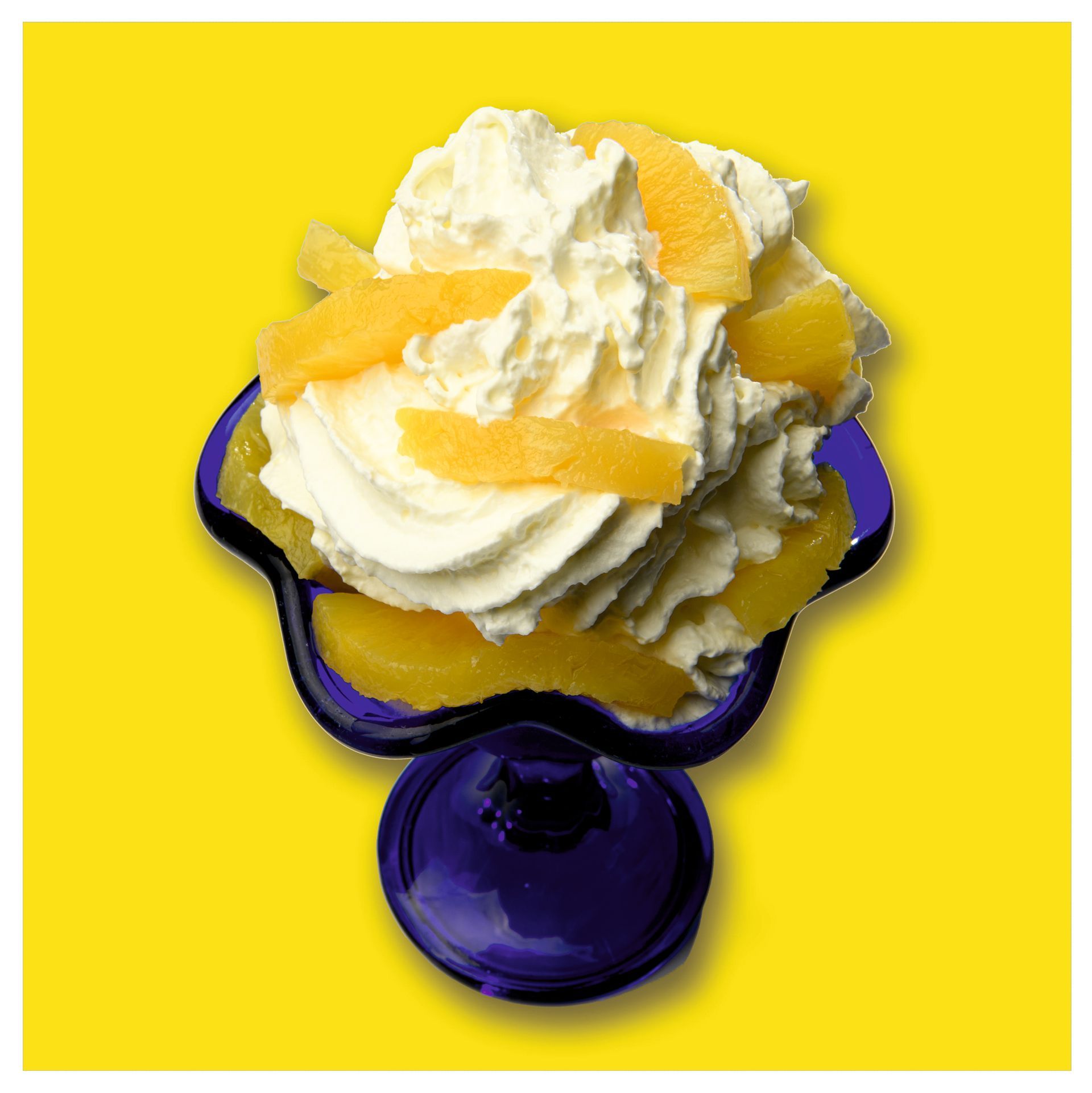 Una ciotola di gelato all'ananas con fette di ananas su un tavolo.