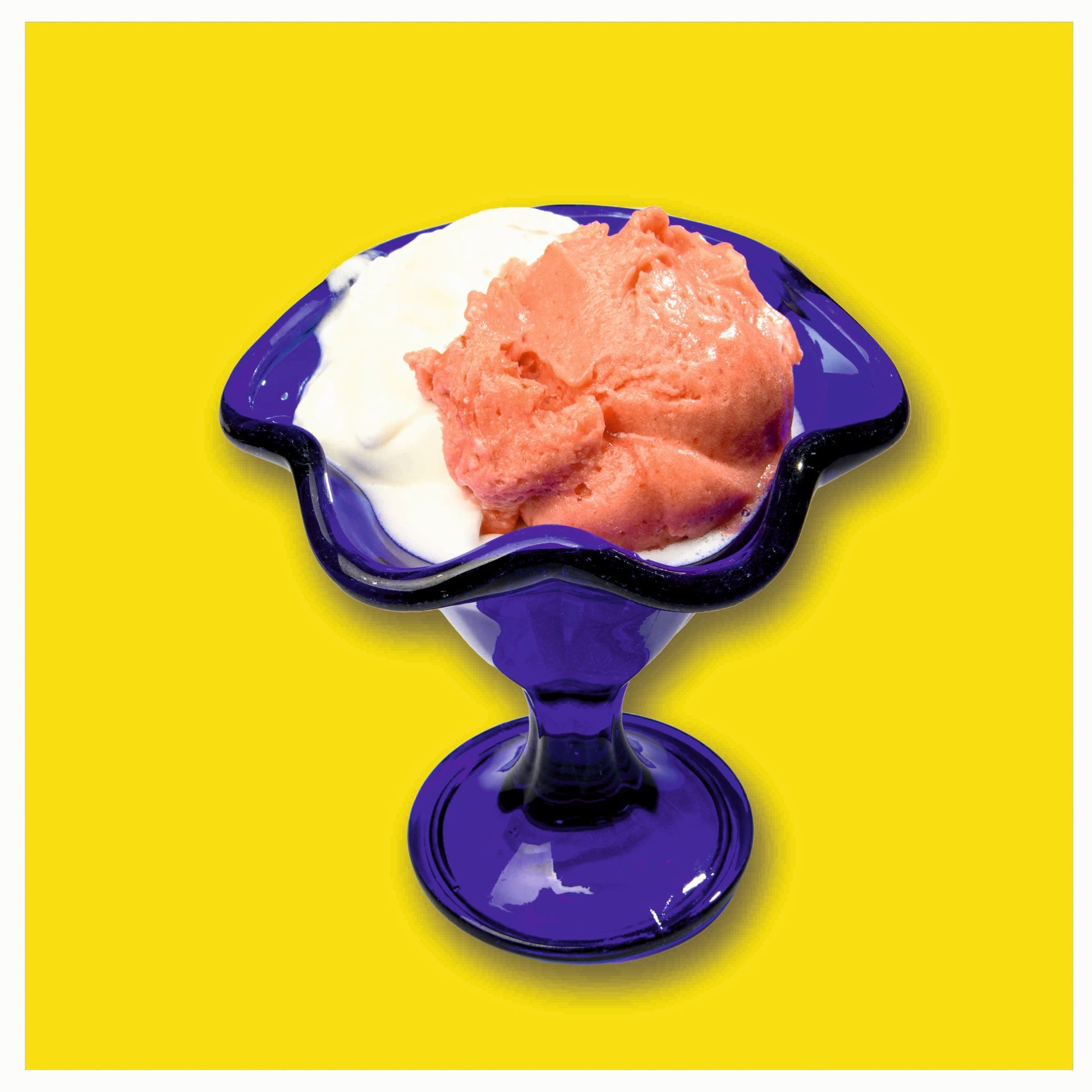 Una ciotola di gelato con panna montata e noci su un tavolo