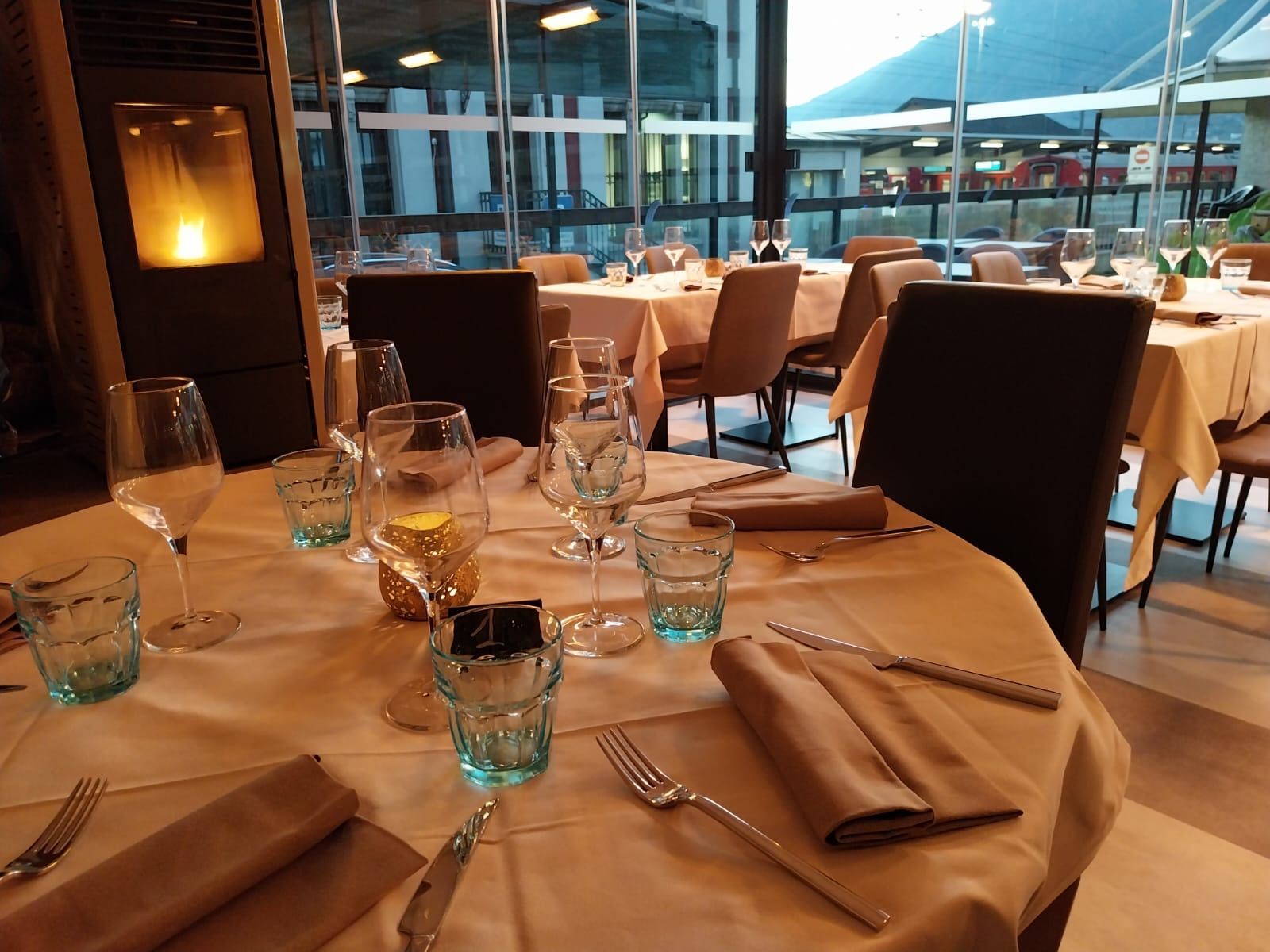 Un ristorante con tavoli e sedie apparecchiati per un pasto