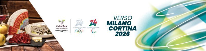 Logo Verso Milano Cortina 2026 con simboli olimpici e paralimpici su uno sfondo a forma di swoosh bianco e verde.