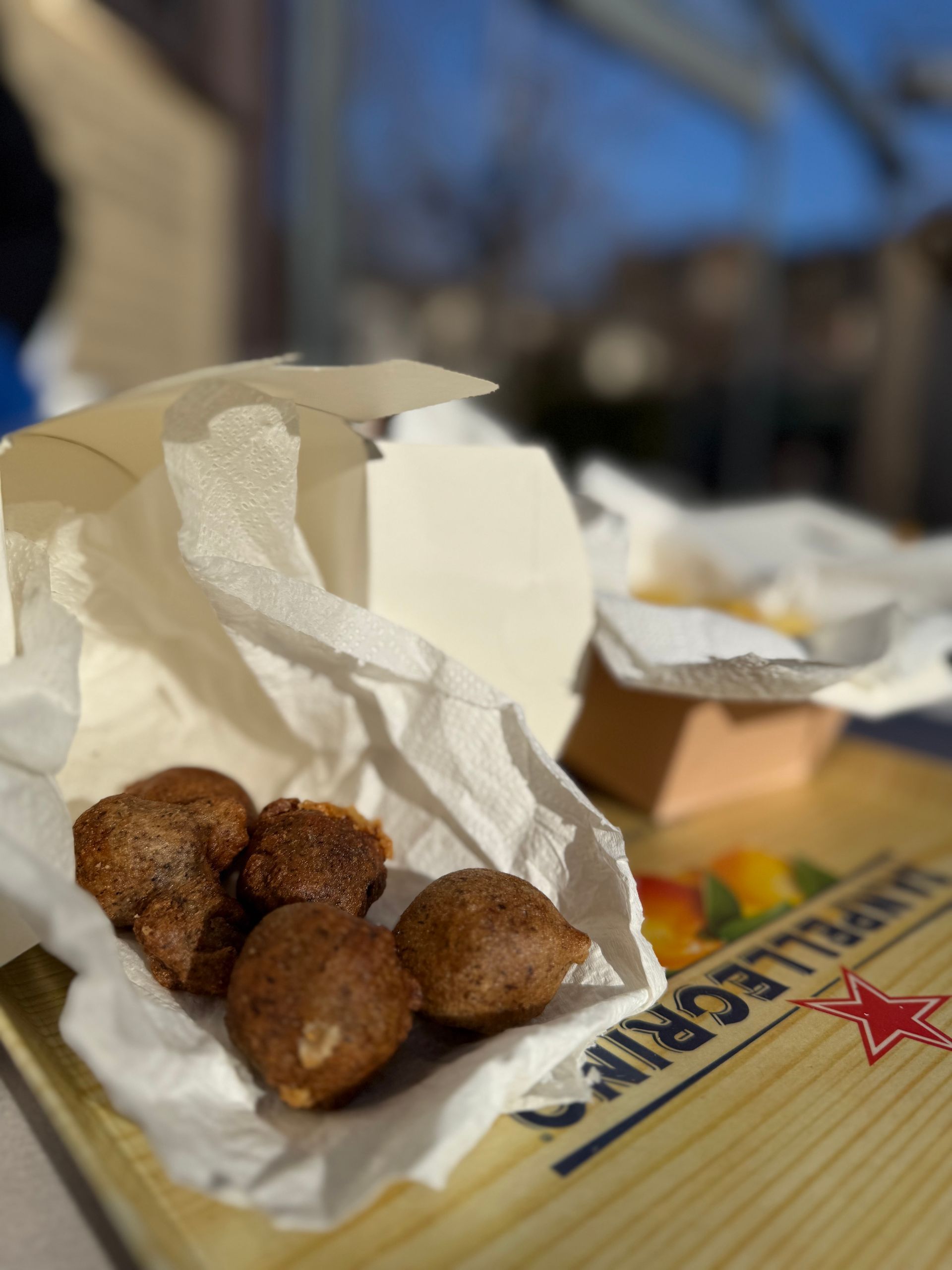 Un primo piano di del cibo su un tavolo con un cartello che dice tortilla chips