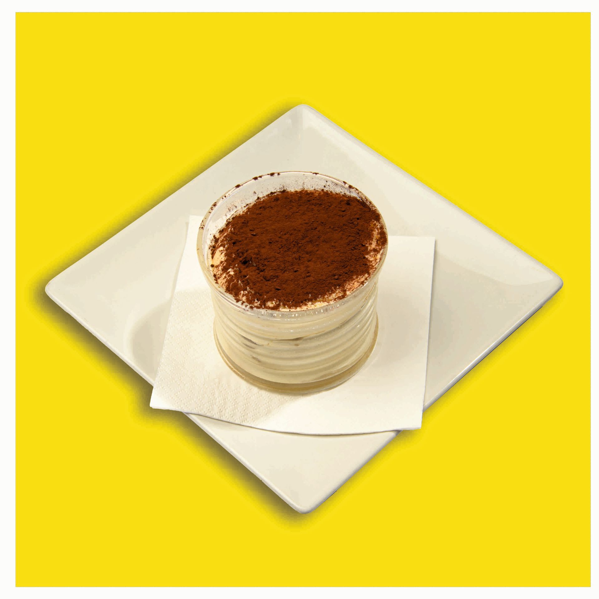 Un pezzo di torta su un piatto in un ristorante