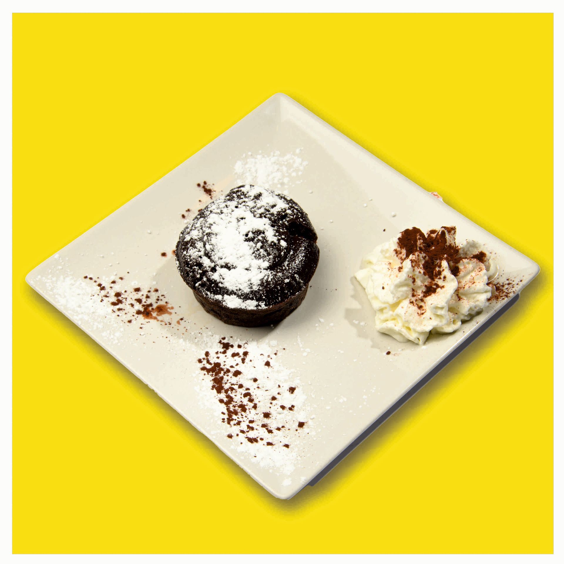 Un dessert al cioccolato con gelato e frutti di bosco su un piatto