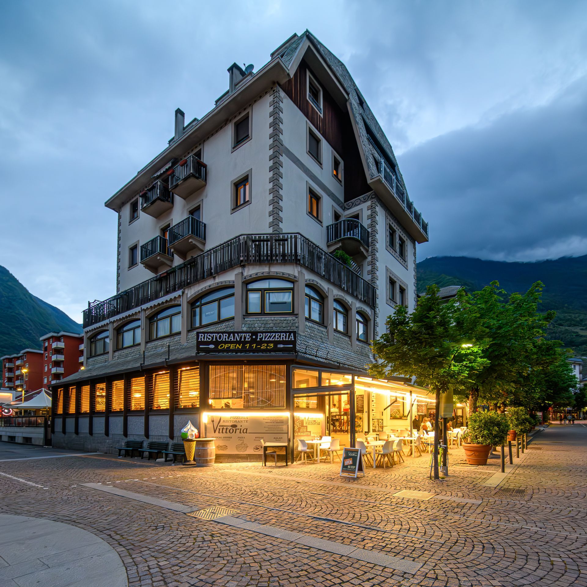 Un grande edificio con un ristorante di fronte