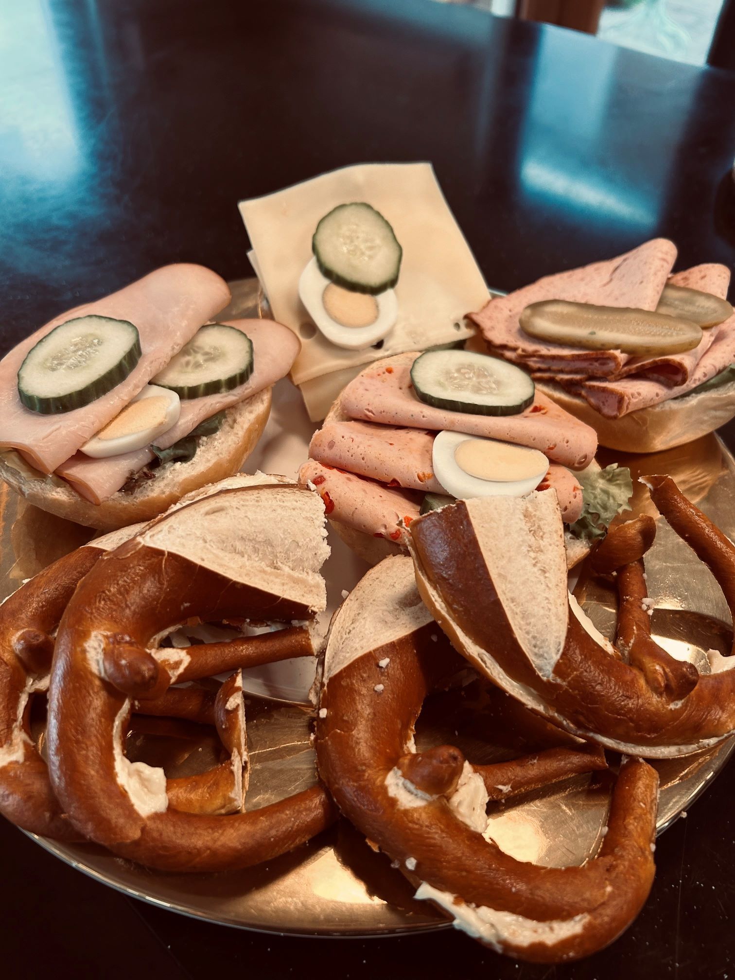 belegte Brötchen und Brezeln