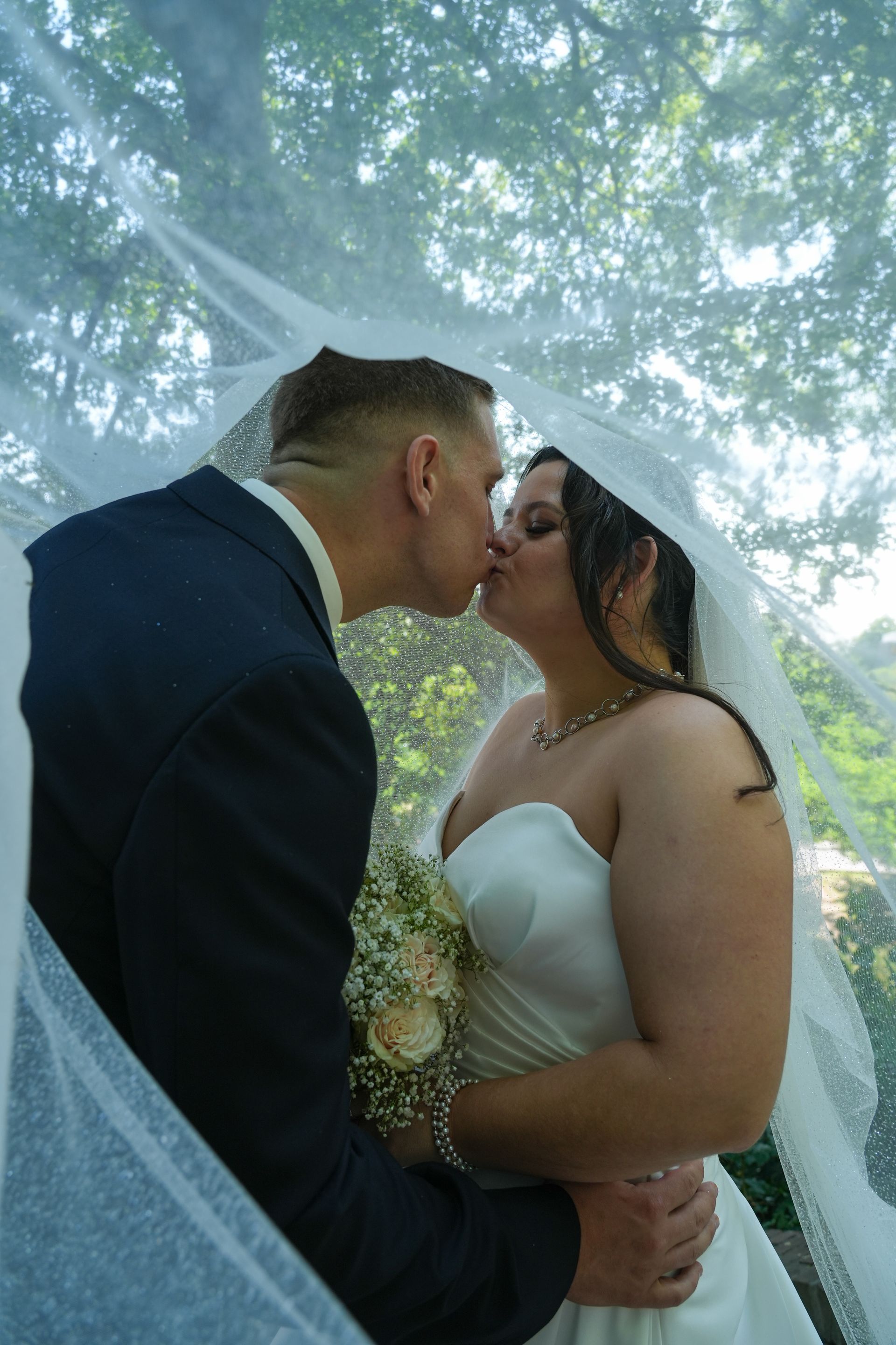 De leukste trouwfotograaf van Tiel en de Betuwe maakt spontane foto's van het bruidspaar